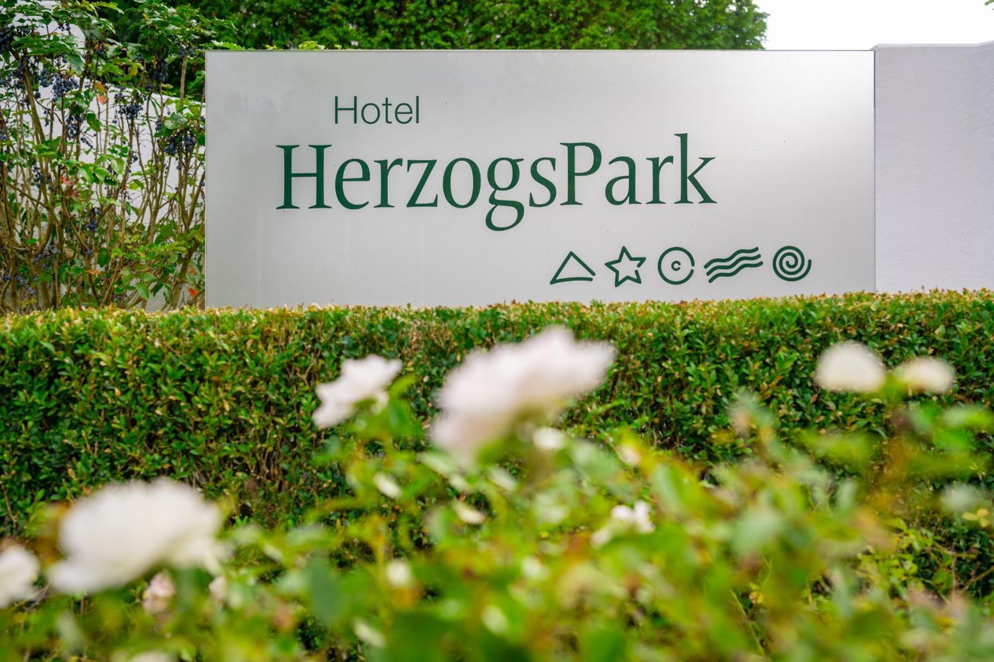 Hotel Herzogspark هيرتسوجيناوراخ المظهر الخارجي الصورة