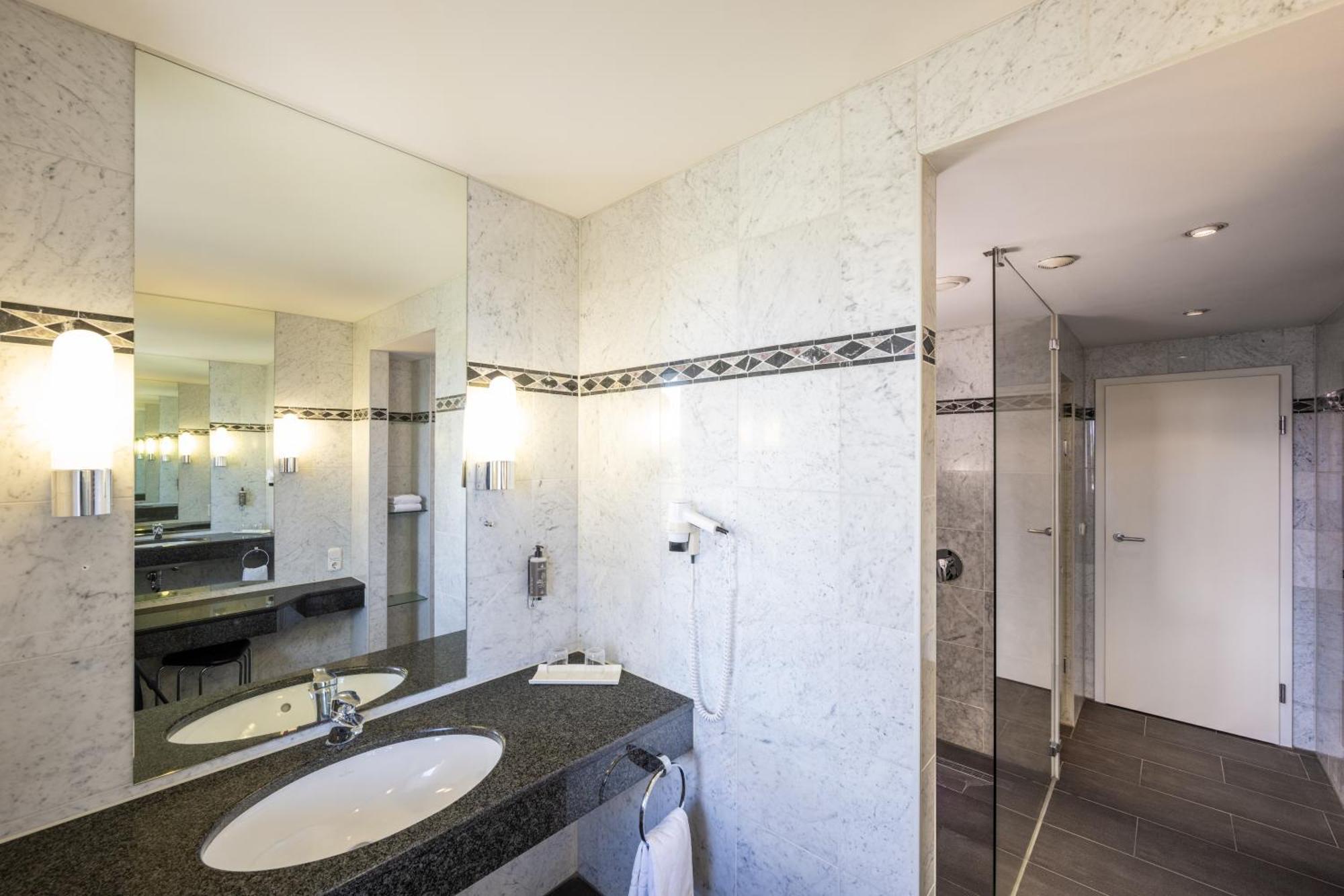 Hotel Herzogspark هيرتسوجيناوراخ الغرفة الصورة